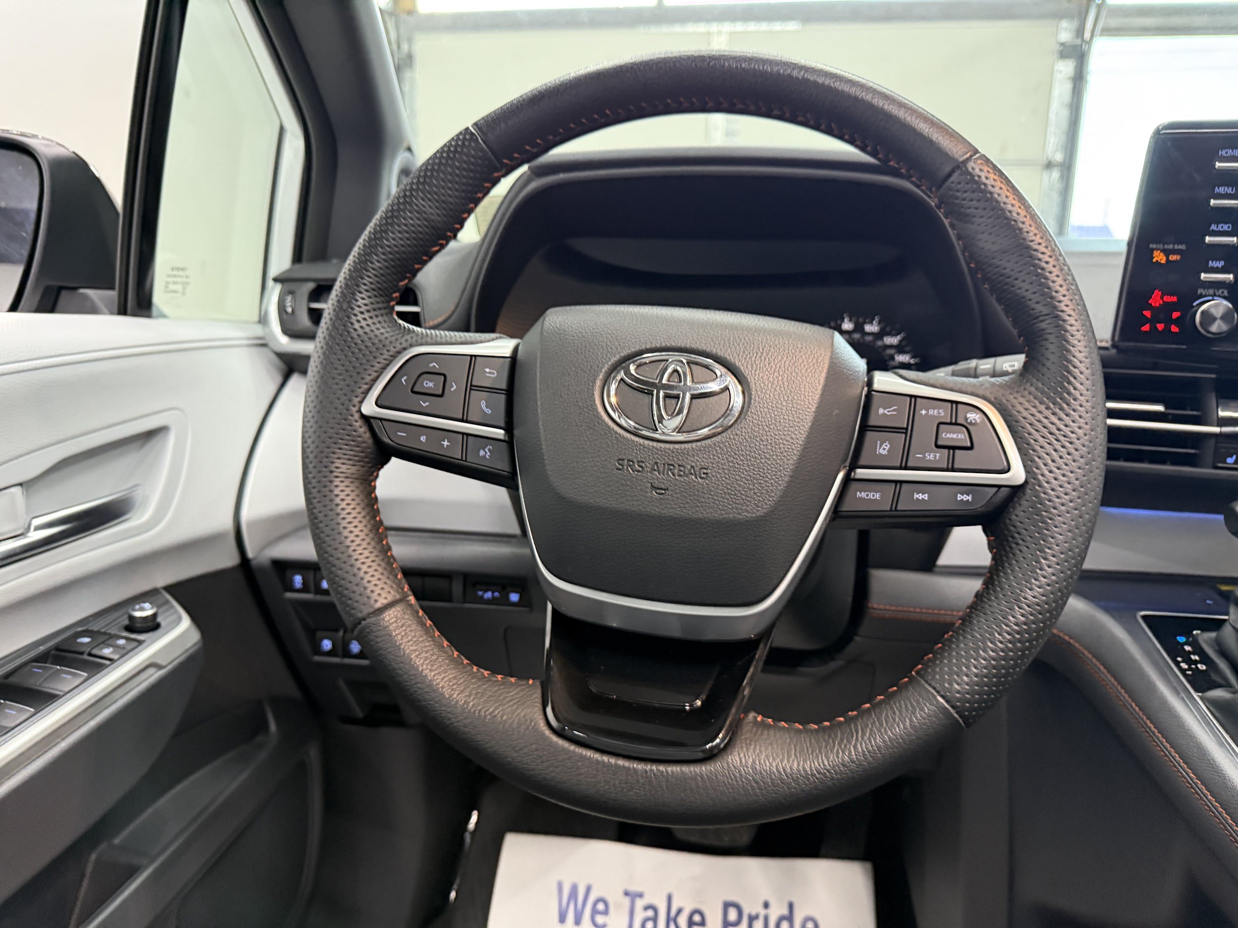 Used 2023 Toyota Sienna XLE FWD image 14