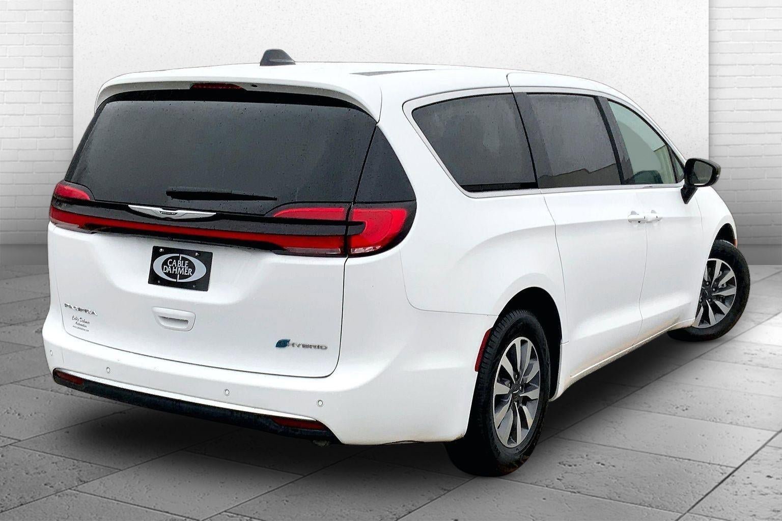 Used 2024 Chrysler Pacifica Select image 13