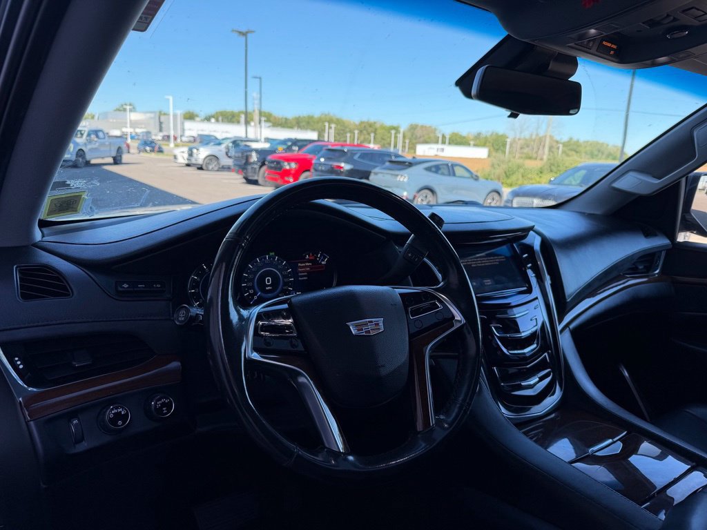 Used 2019 Cadillac Escalade ESV Luxury AWD/4WD image 13