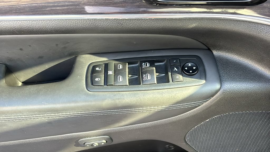Used 2020 Jeep Grand Cherokee Overland AWD/4WD image 13