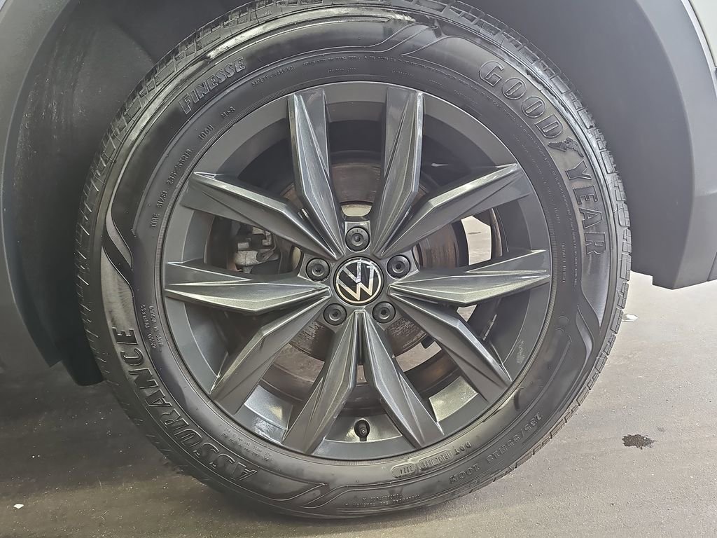 Used 2024 Volkswagen Tiguan SE image 32