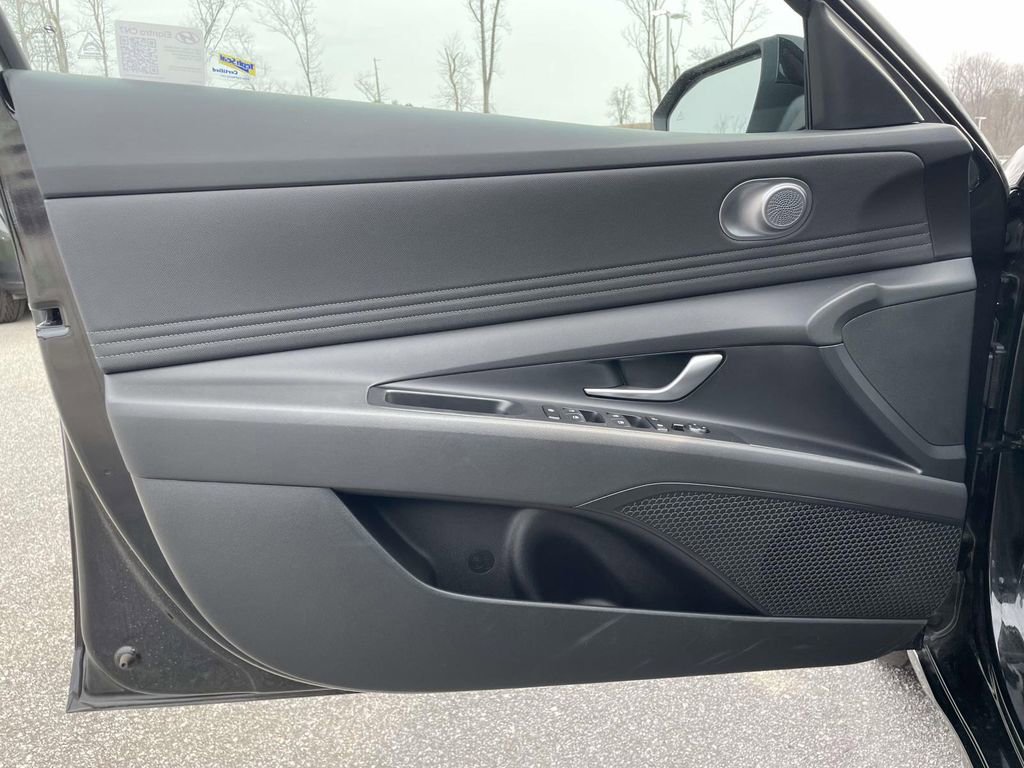 Certified 2025 Hyundai Elantra SEL image 5