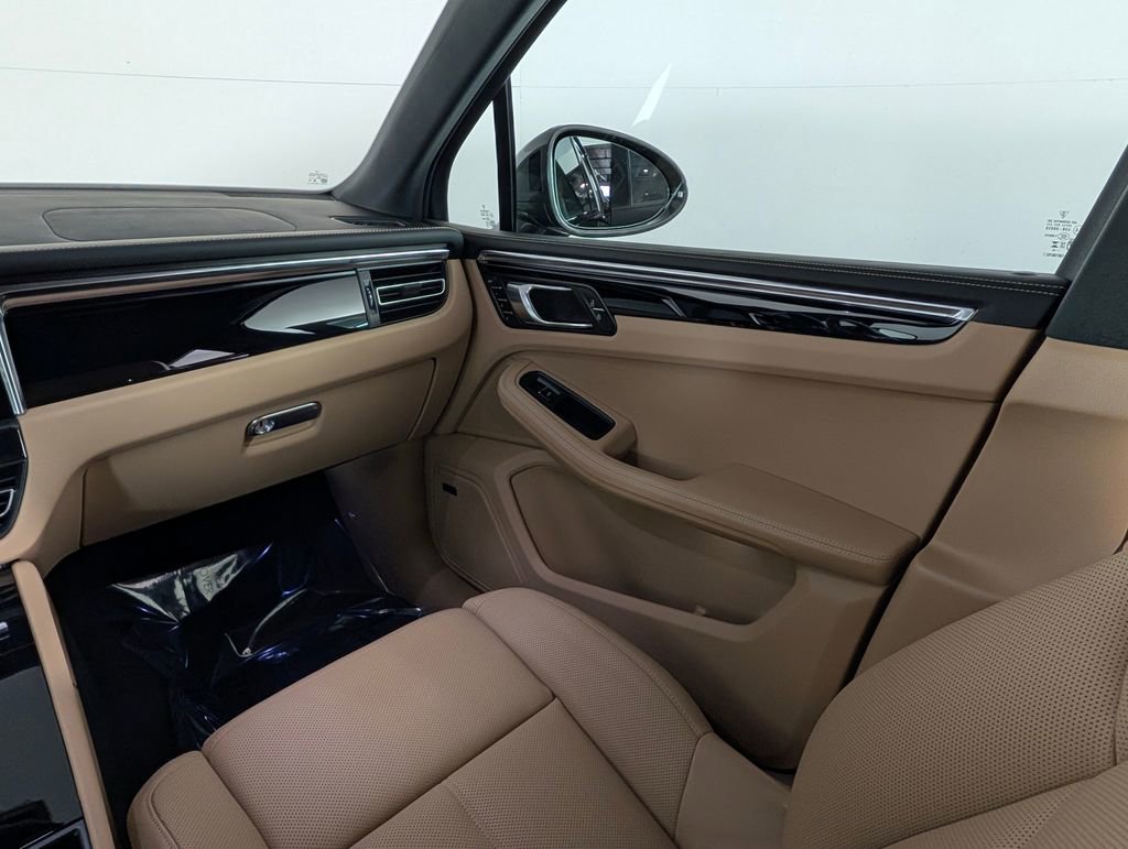 Certified 2025 Porsche Macan S image 23