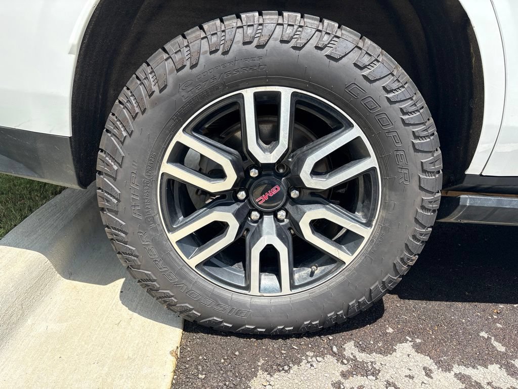 Used 2022 GMC Yukon AT4 w/ AT4 Premium Package AWD/4WD image 5