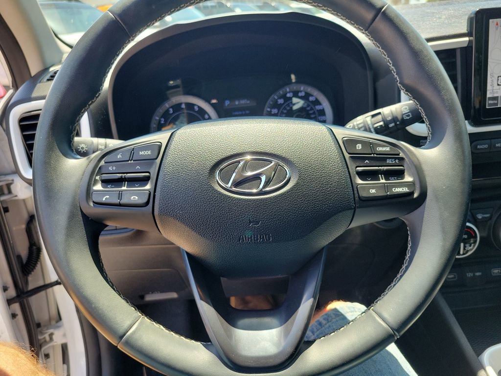 Used 2022 Hyundai Venue Limited FWD image 18