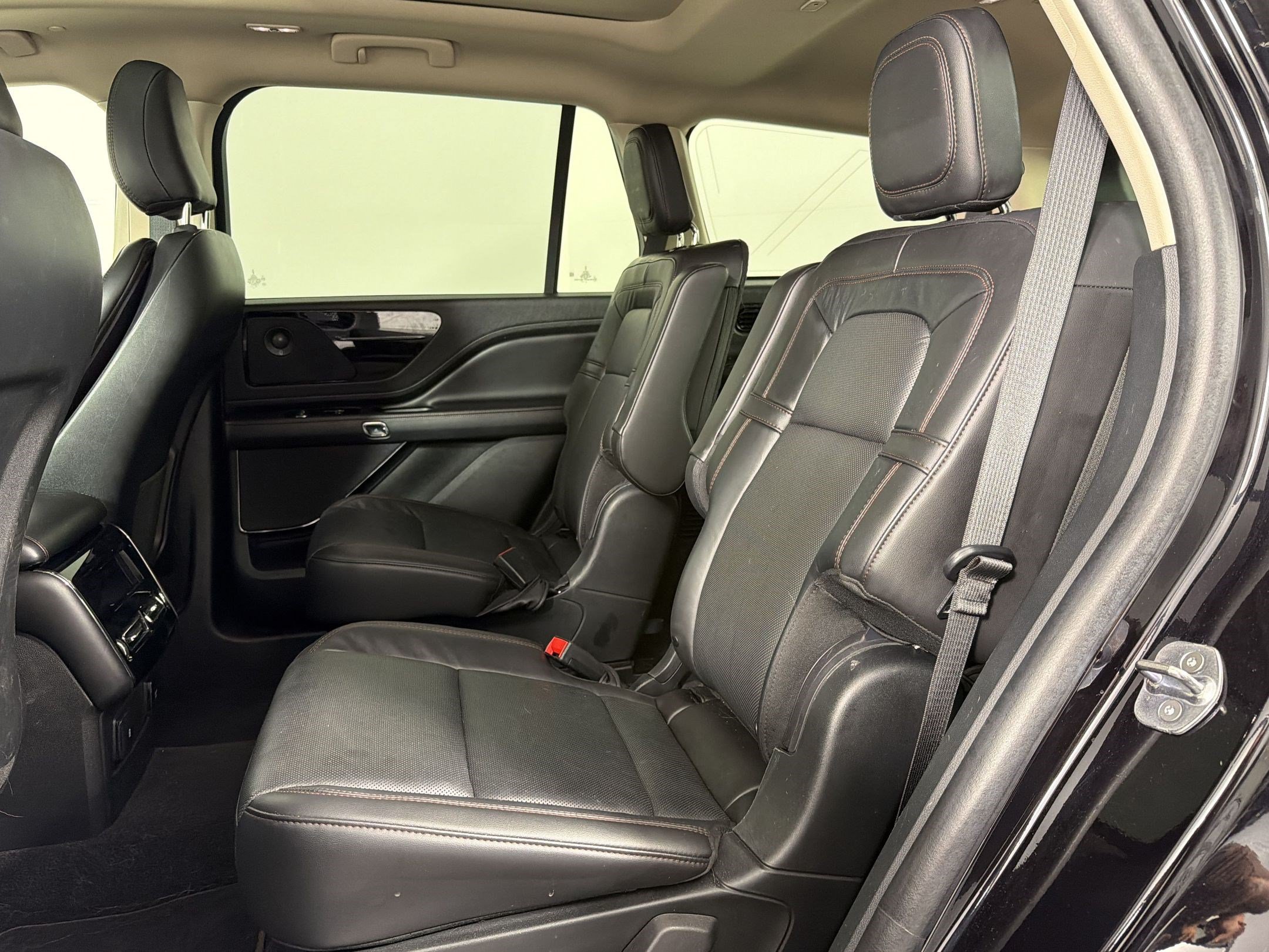 Used 2023 Lincoln Aviator Reserve w/ Equipment Group 201A RWD image 21