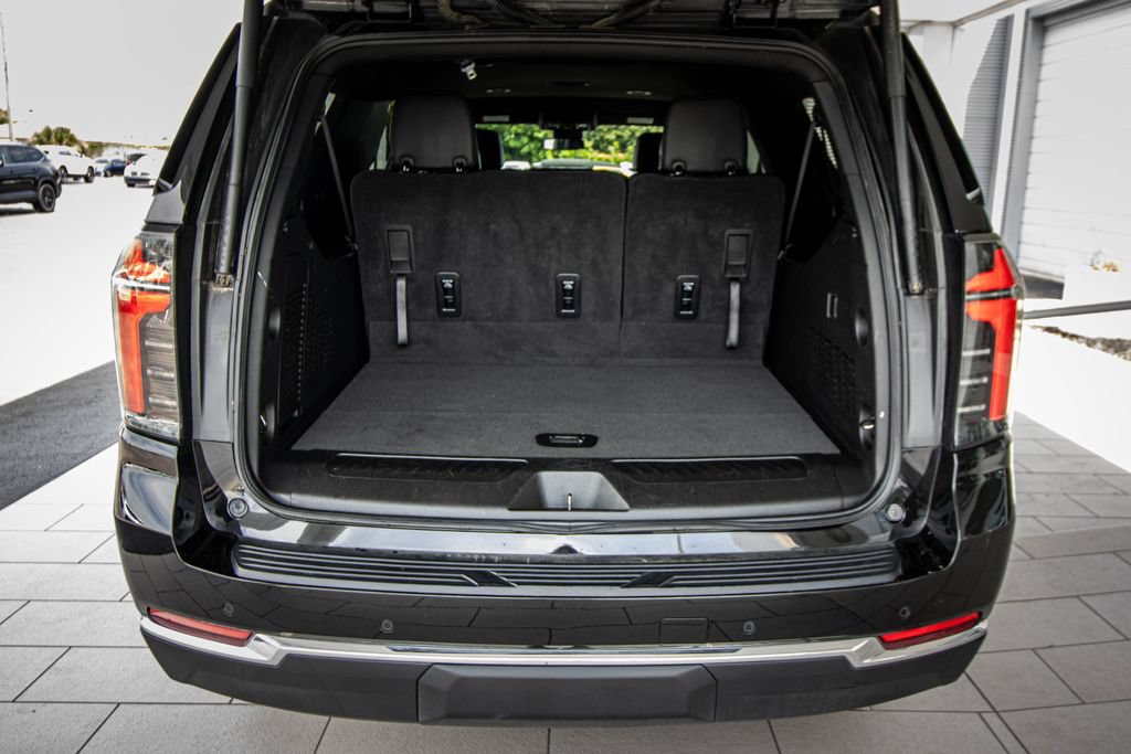 Used 2025 Chevrolet Suburban LT RWD image 16