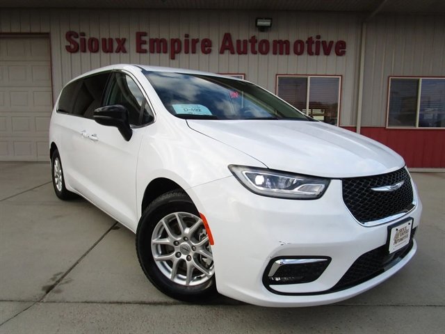 Used 2024 Chrysler Pacifica Touring-L