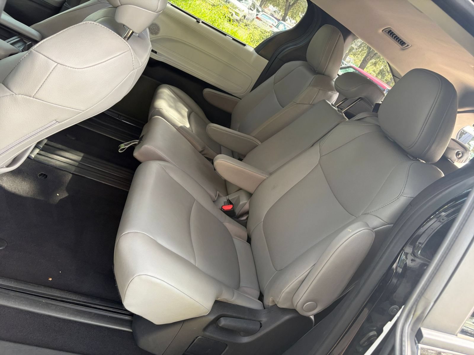 Used 2025 Toyota Sienna XLE FWD image 27