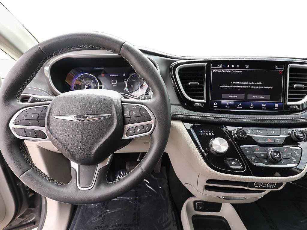 Used 2023 Chrysler Pacifica Touring-L AWD/4WD image 14