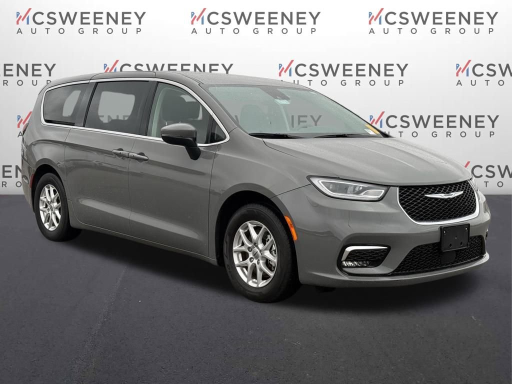 Used 2023 Chrysler Pacifica Touring-L image 7