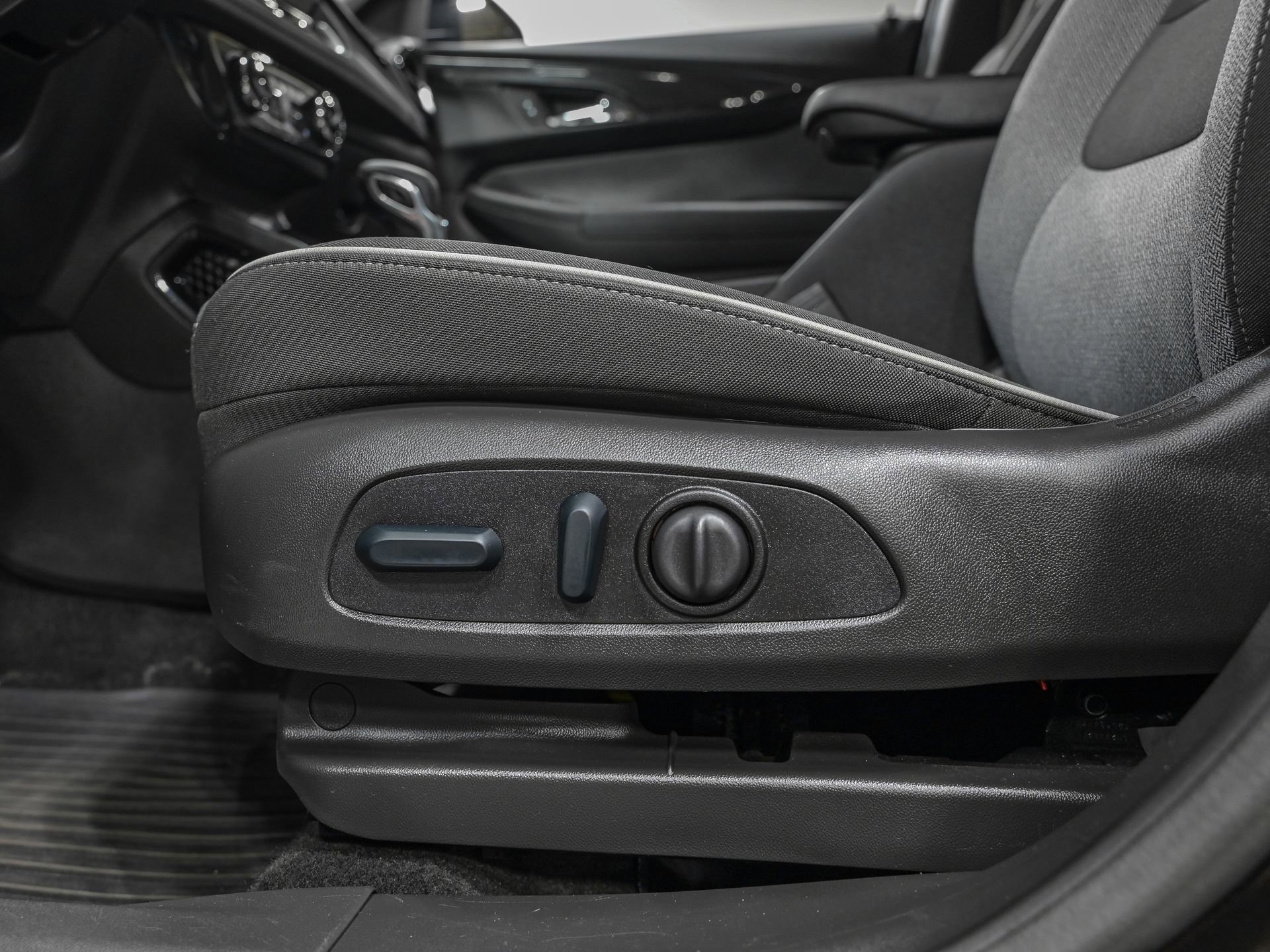 Used 2025 Chevrolet TrailBlazer LT w/ Convenience Package AWD/4WD image 14