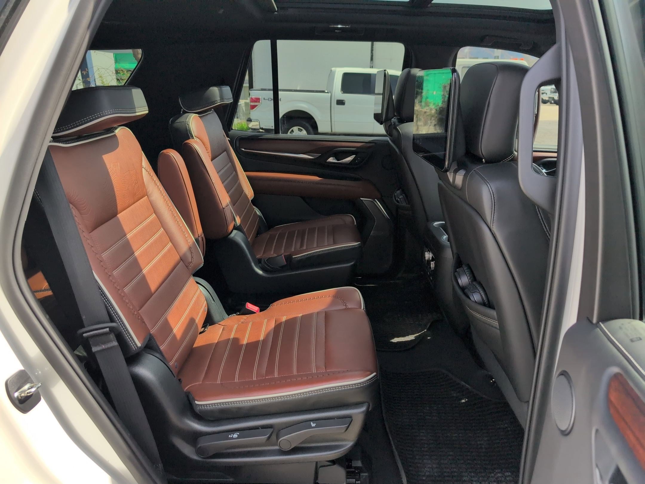 Used 2023 GMC Yukon Denali Ultimate AWD/4WD image 28