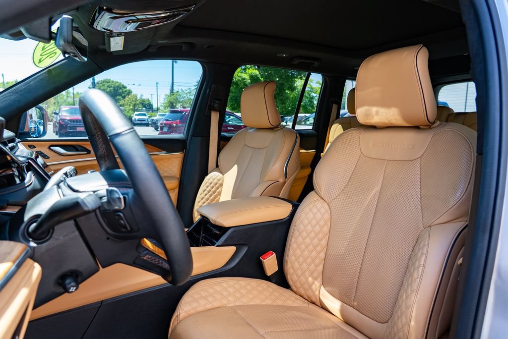 Used 2022 Jeep Grand Cherokee Summit AWD/4WD image 23