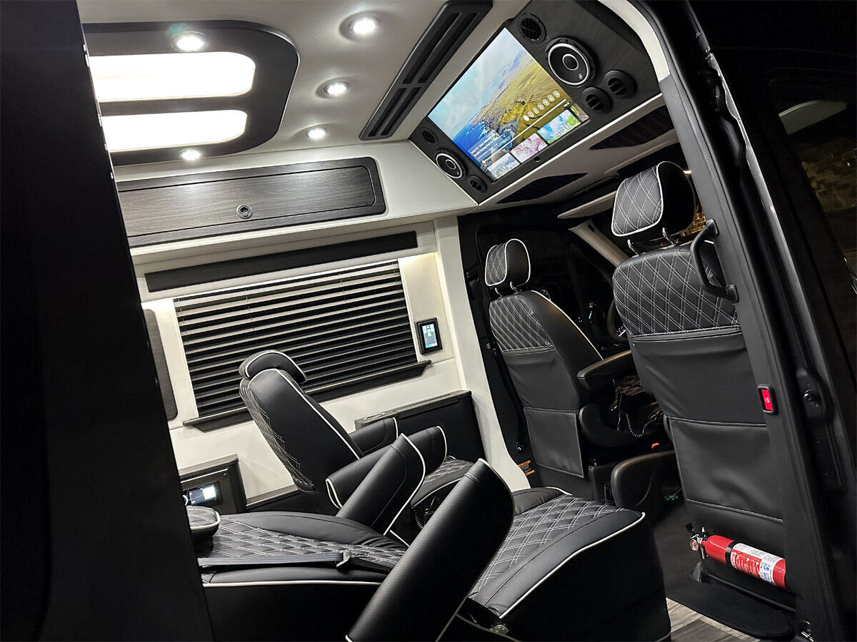 Used 2024 Mercedes-Benz Sprinter 3500 image 3