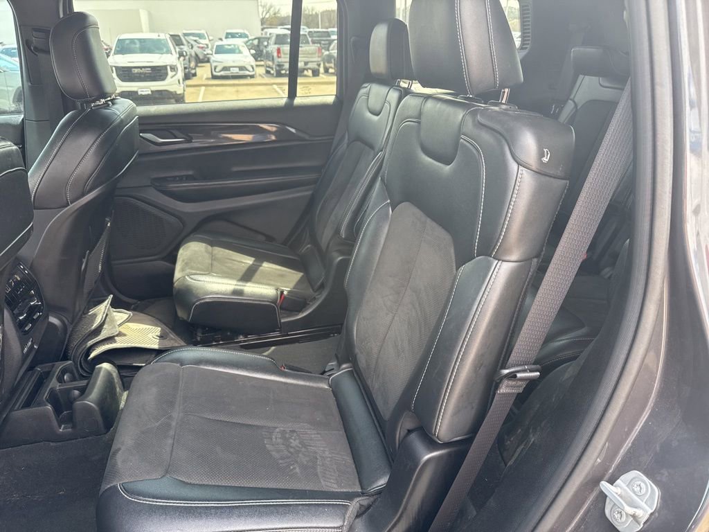 Used 2023 Jeep Grand Cherokee L Laredo image 9