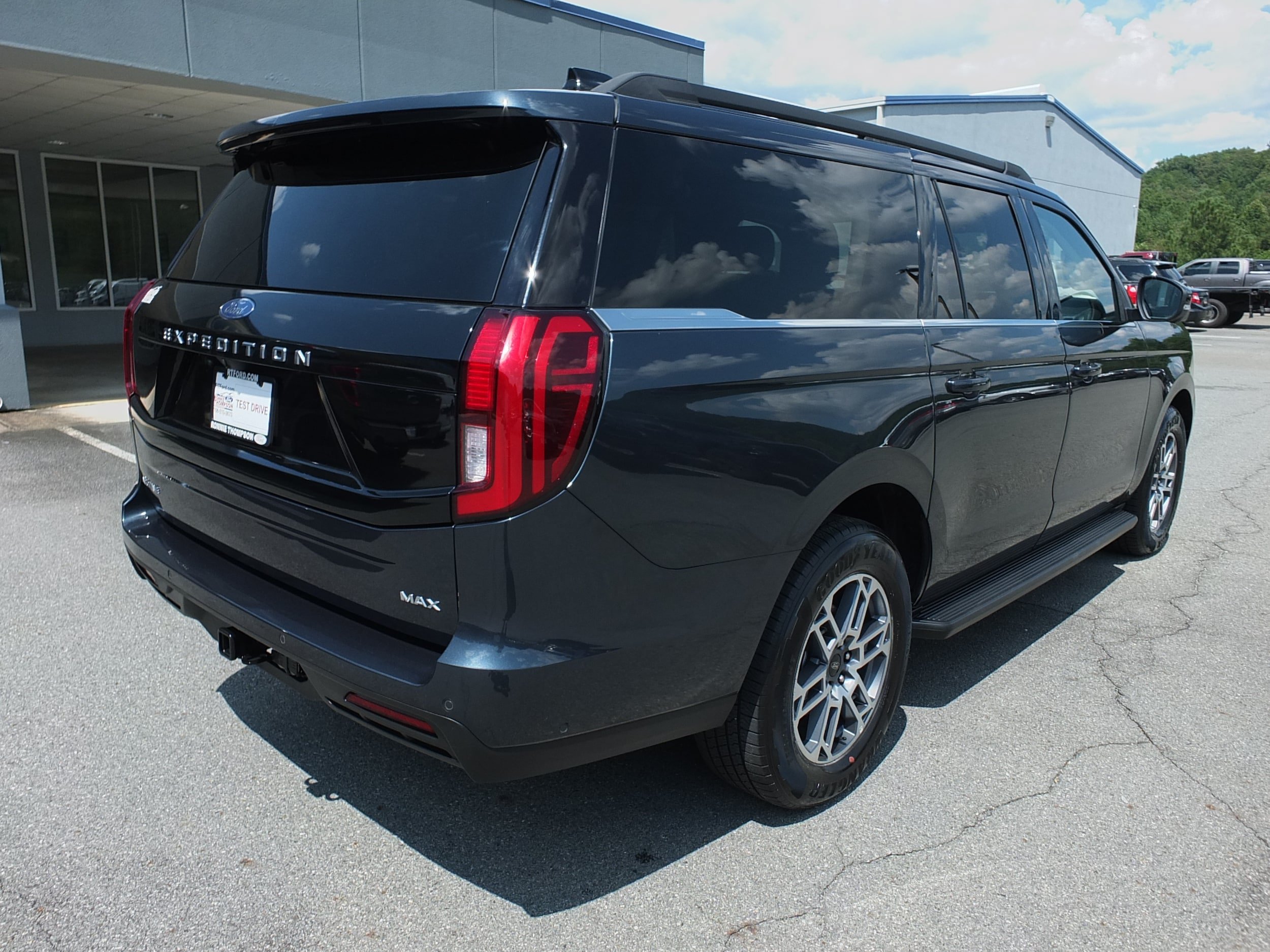 Used 2025 Ford Expedition Max Active RWD image 3