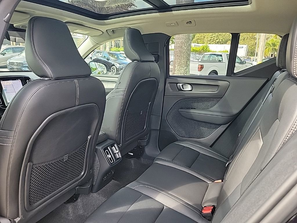 Used 2025 Volvo XC40 B5 Core image 7