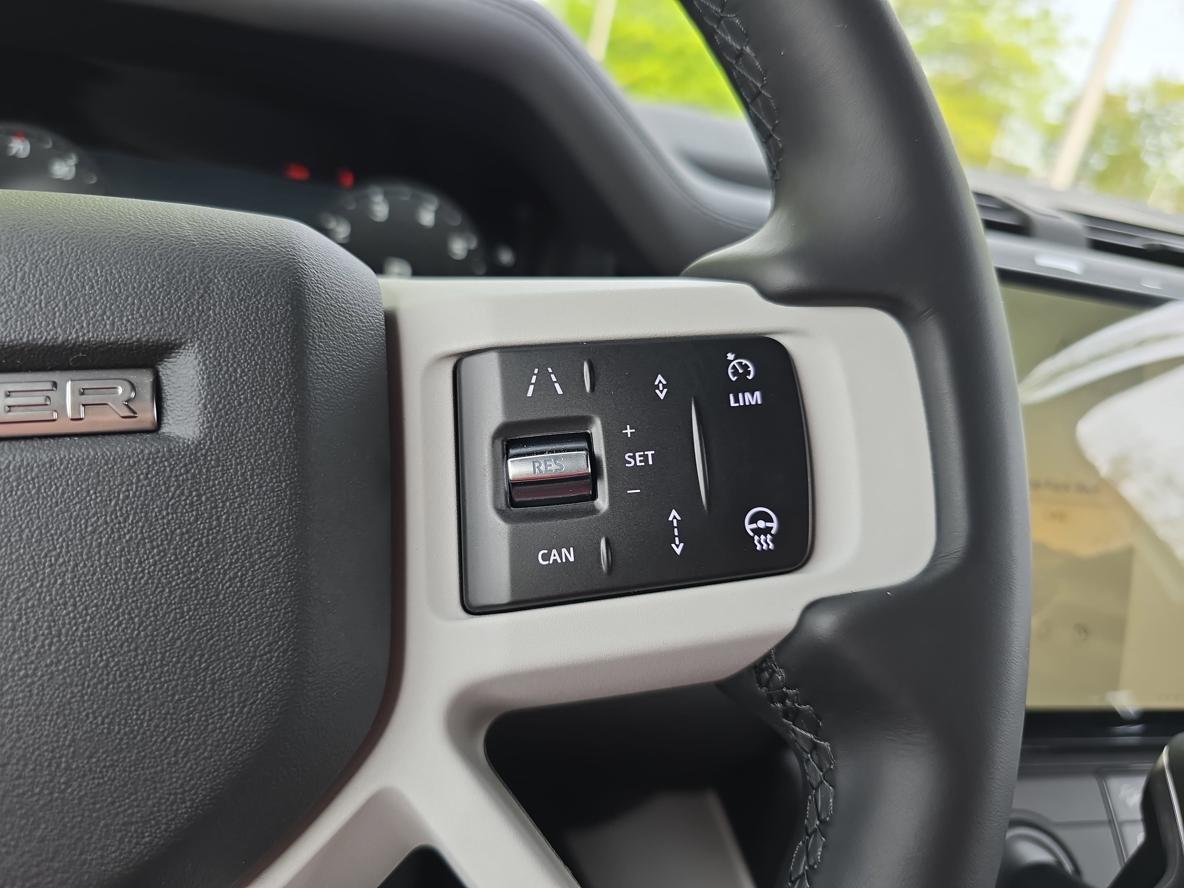 New 2026 Land Rover Defender 110 X-Dynamic SE AWD/4WD image 17