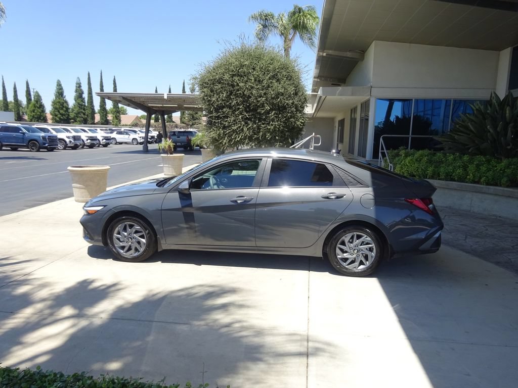 Used 2025 Hyundai Elantra Hybrid FWD image 5