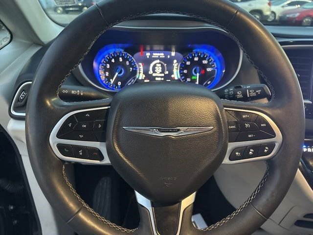 Used 2023 Chrysler Pacifica Touring-L image 16