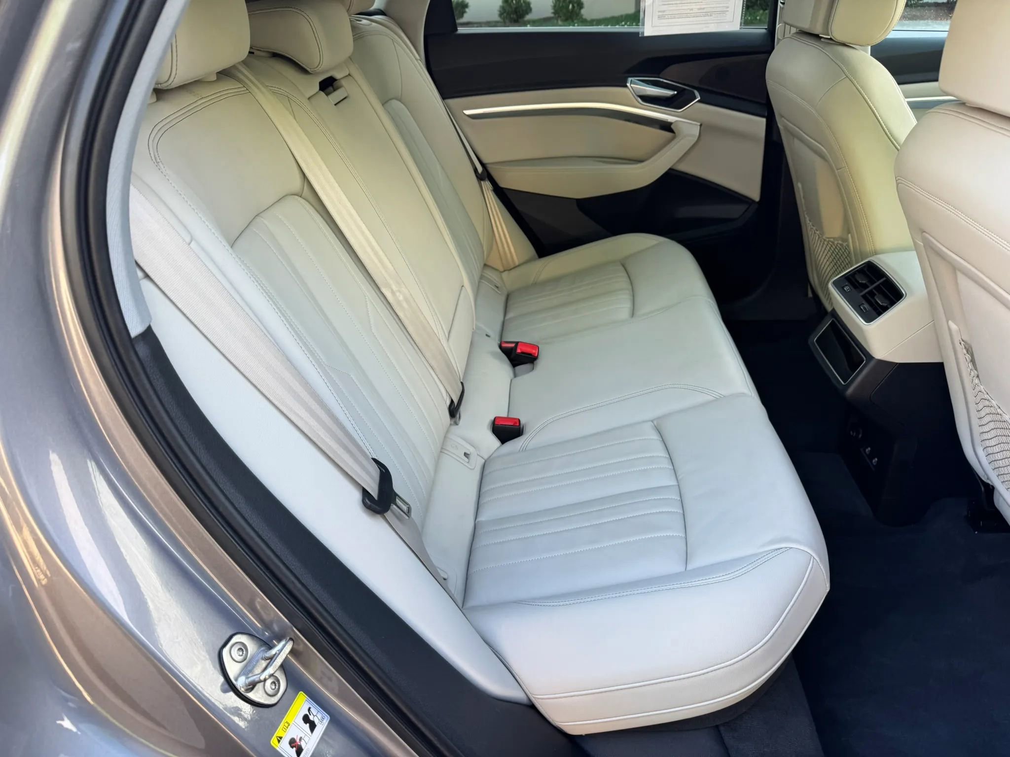 Used 2022 Audi e-tron Premium AWD/4WD image 25