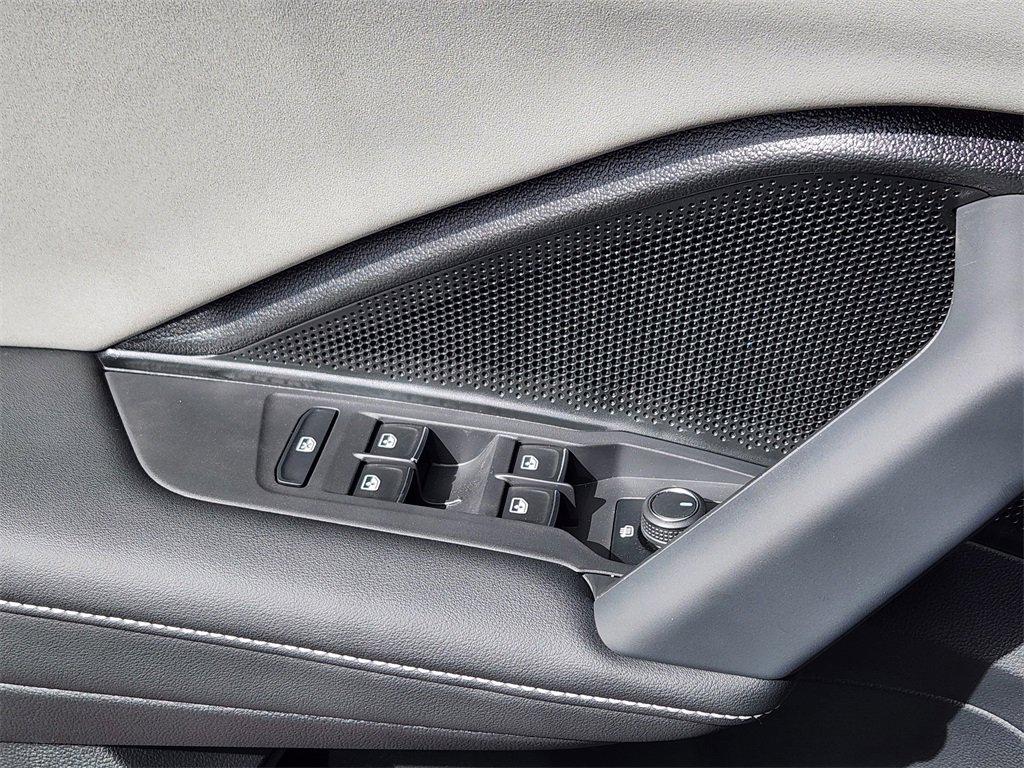 New 2025 Volkswagen Tiguan SE image 4