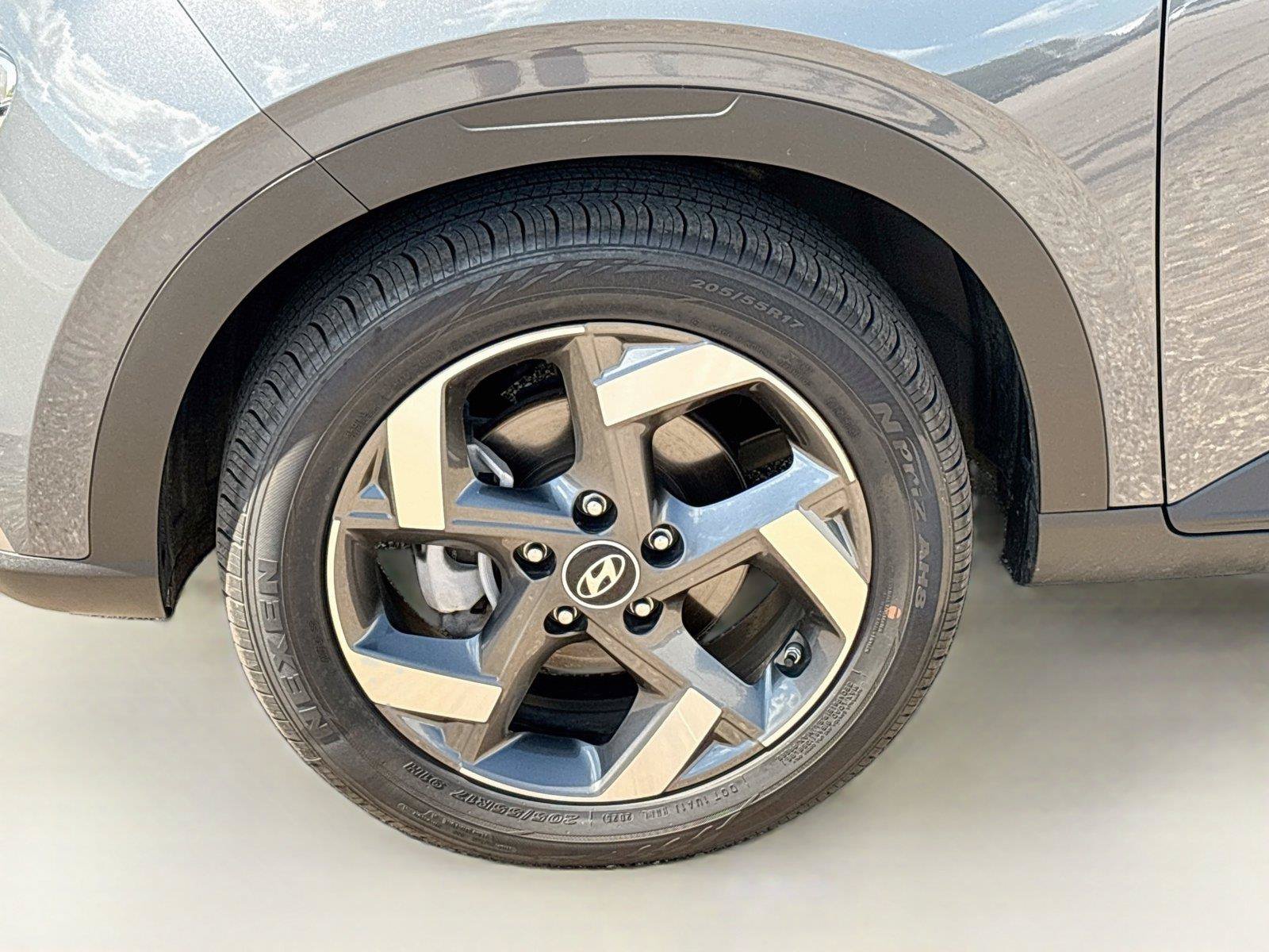 Certified 2025 Hyundai Venue SEL FWD image 29