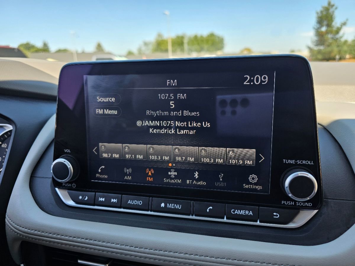 Used 2025 Nissan Rogue SV image 9