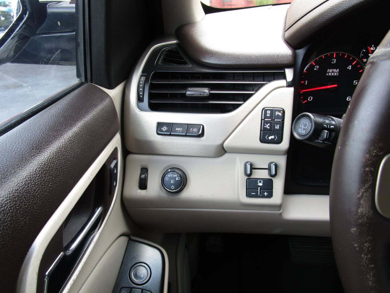 Used 2015 GMC Yukon Denali w/ Touring Package RWD image 15