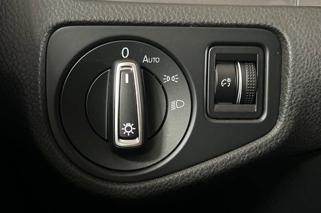 Used 2016 Volkswagen e-Golf SE image 30