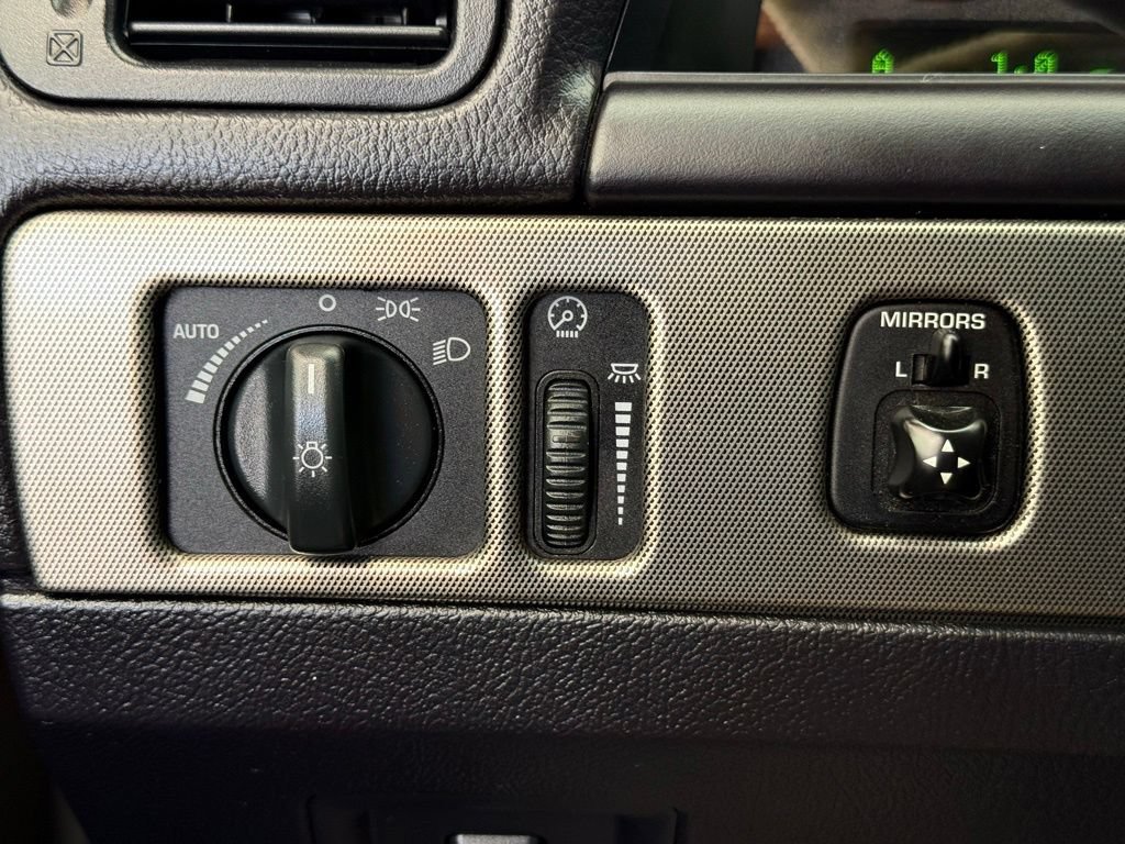 Used 2005 Ford Thunderbird RWD image 25