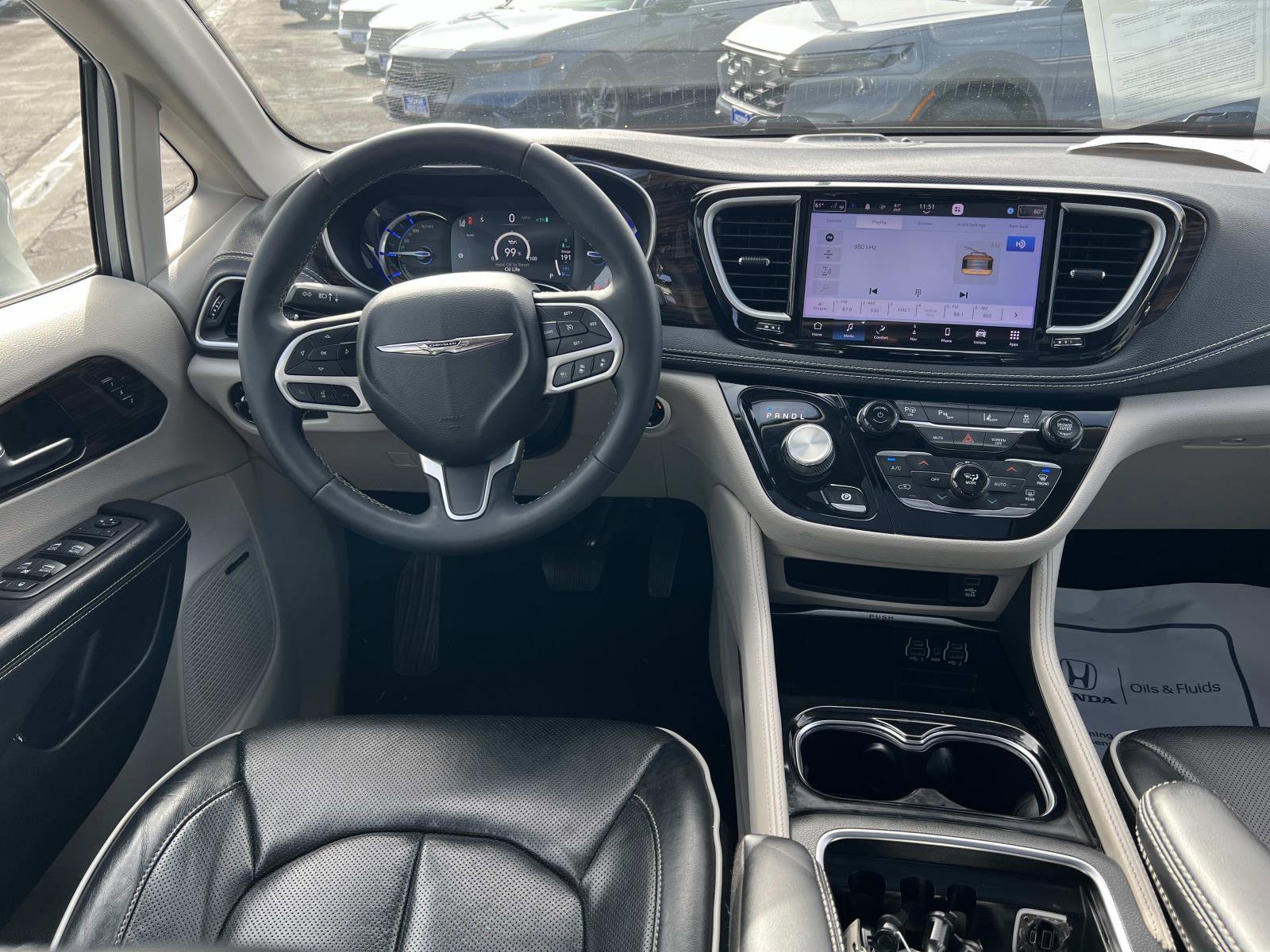 Used 2022 Chrysler Pacifica Limited w/ Uconnect Theater Family Group image 7