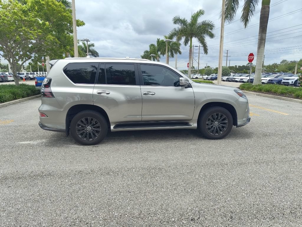 Used 2023 Lexus GX 460 Premium w/ Accessory Package AWD/4WD image 3