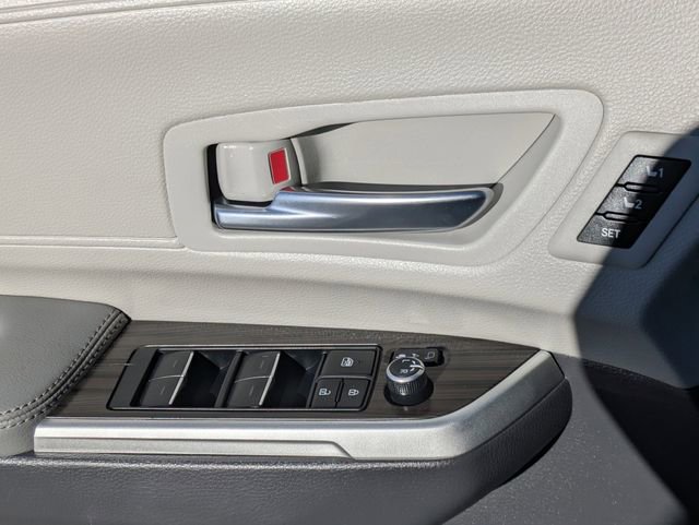 Used 2023 Toyota Sienna Limited image 24