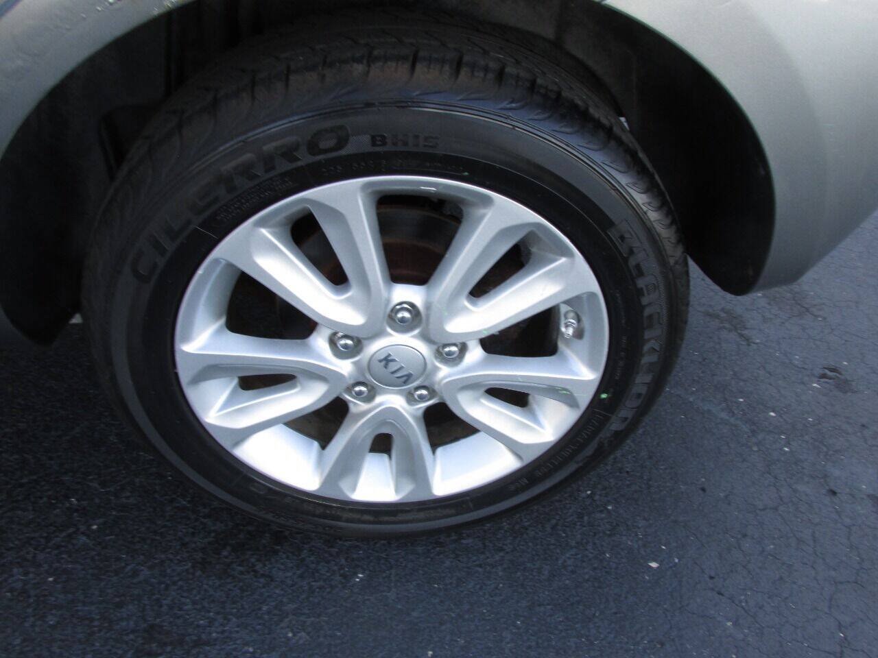 Used 2013 Kia Soul + w/ Audio Pkg FWD image 43