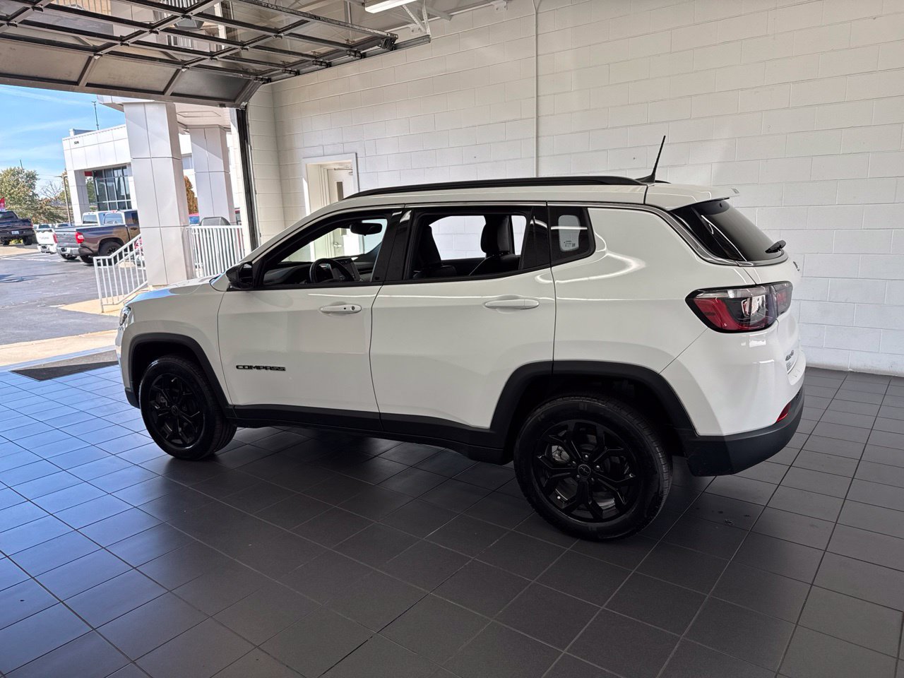 Used 2025 Jeep Compass Latitude AWD/4WD image 5