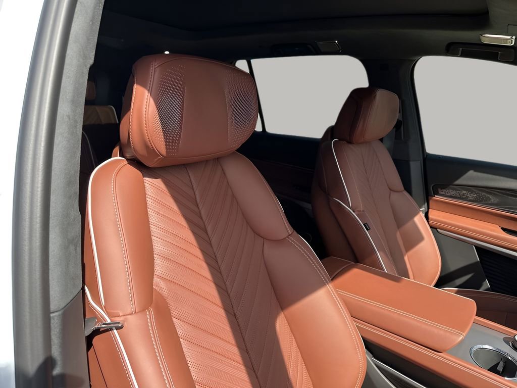 New 2026 Cadillac Vistiq Platinum w/ LPO, Floor Liner Package image 16