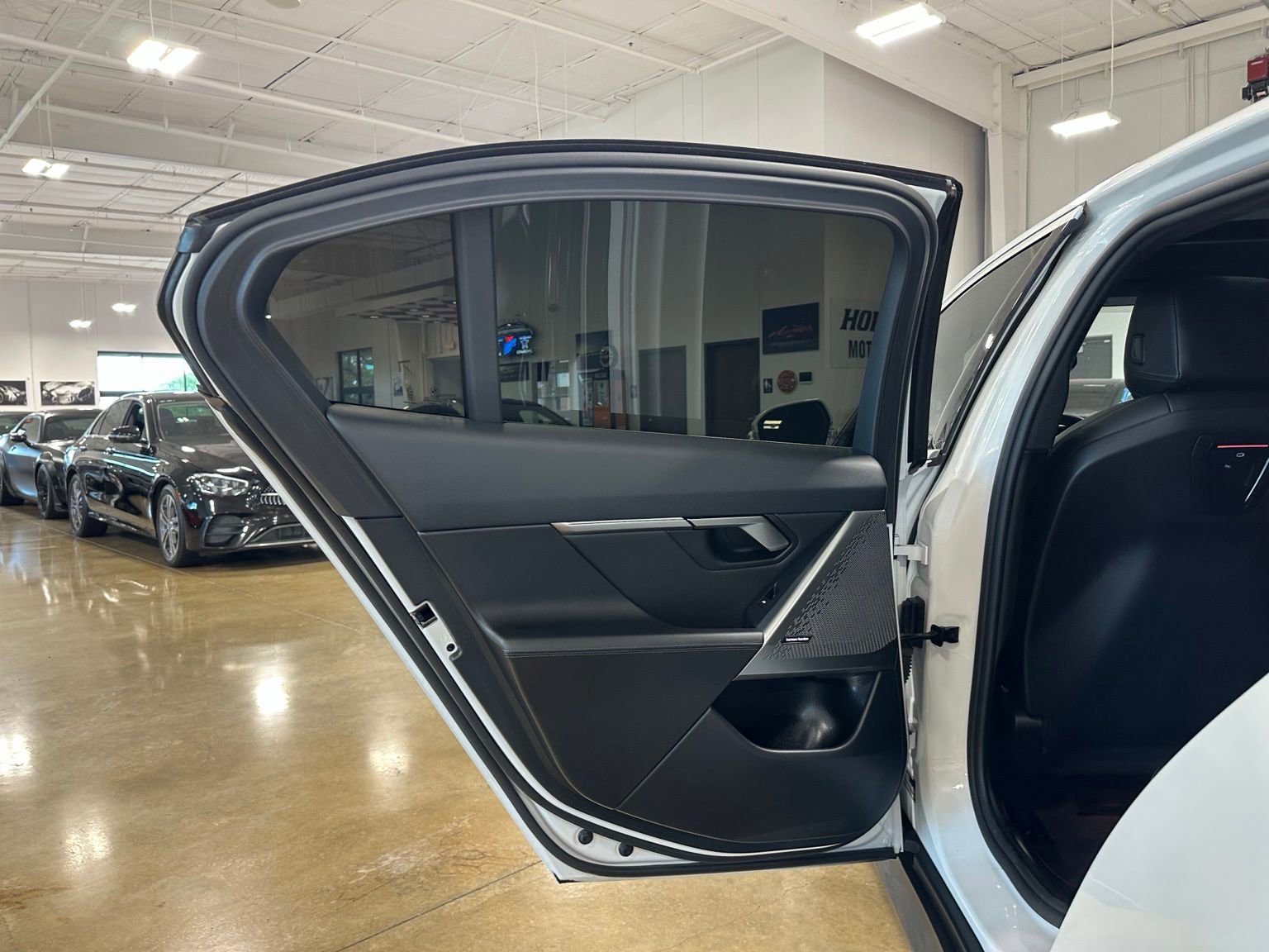 Used 2024 BMW 530i w/ Convenience Package RWD image 34