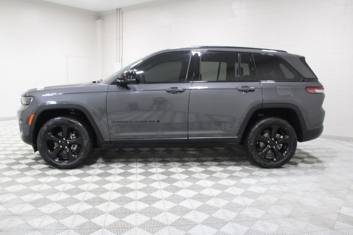 Used 2023 Jeep Grand Cherokee Altitude AWD/4WD image 8