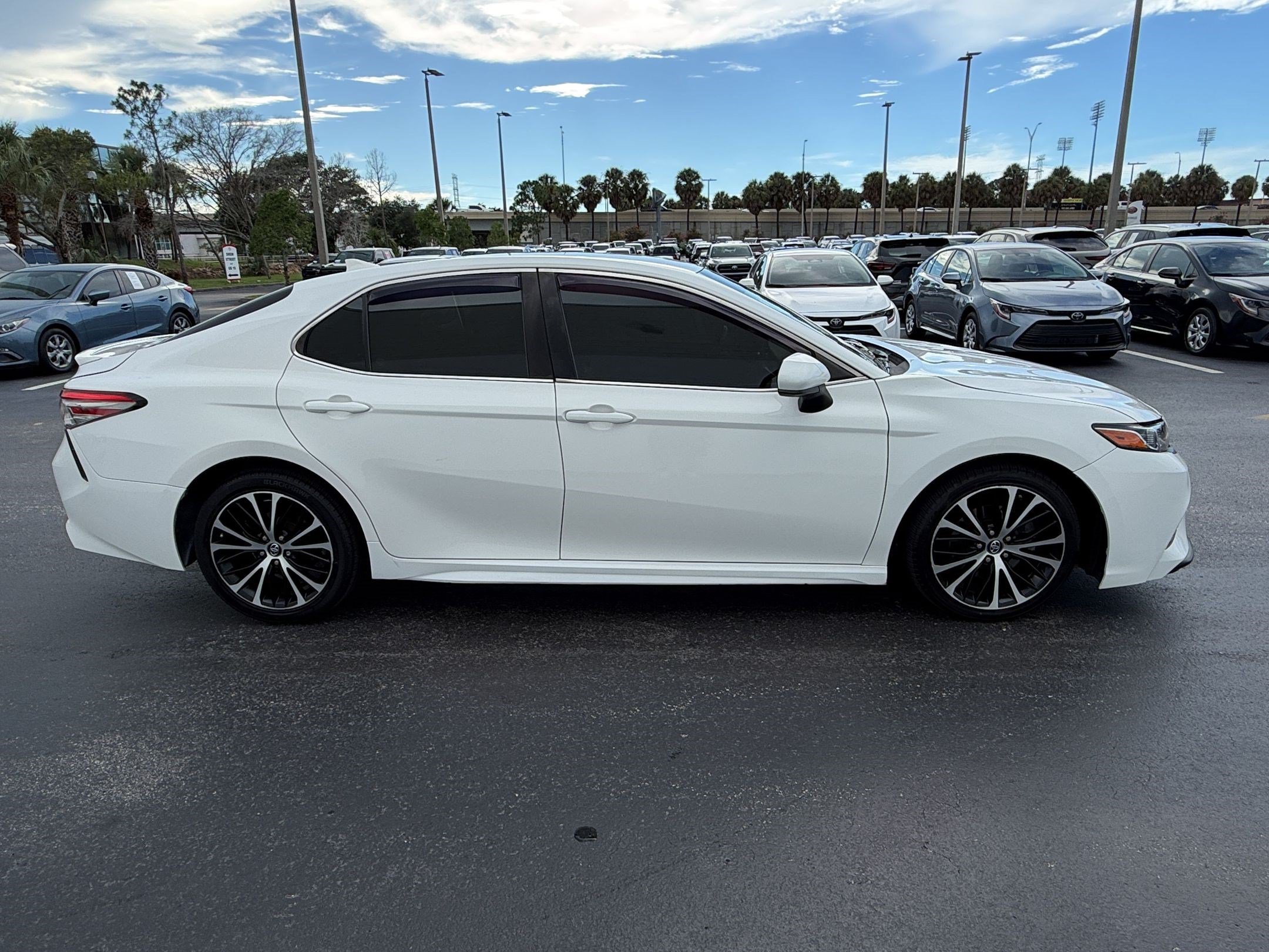 Used 2019 Toyota Camry SE FWD image 8