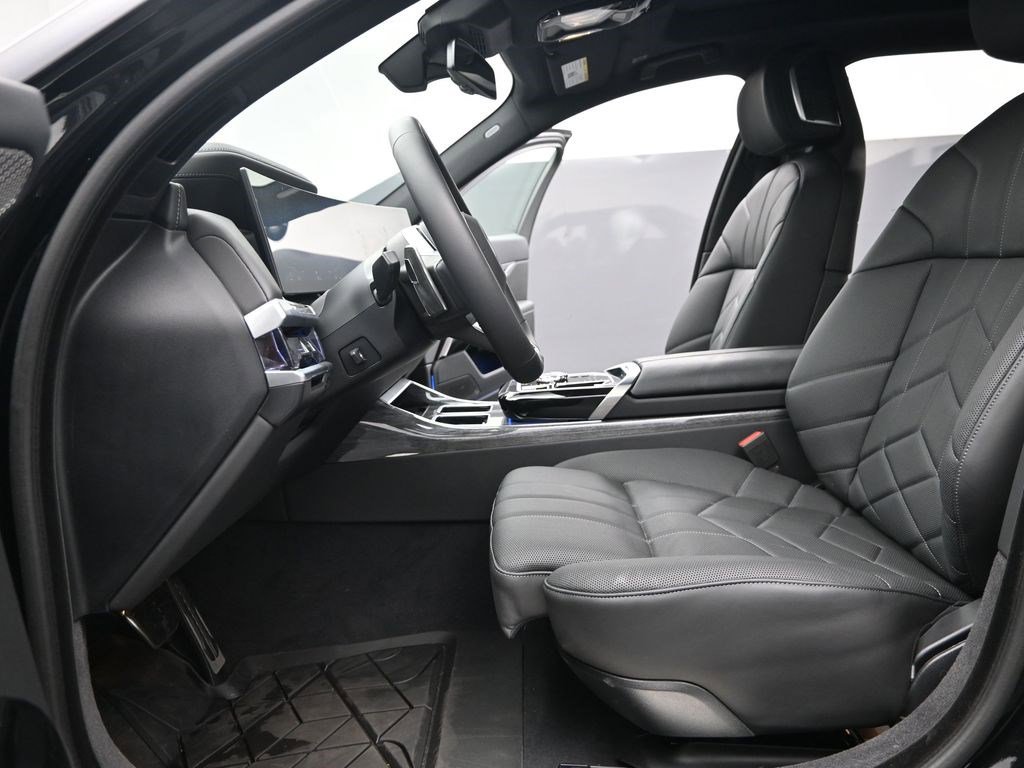 Used 2025 BMW 760i xDrive w/ Luxury Rear Seating Package AWD/4WD image 14