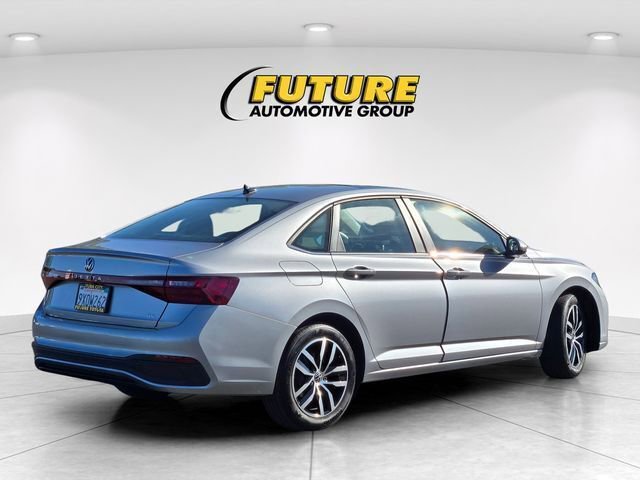 Used 2025 Volkswagen Jetta SE FWD image 5