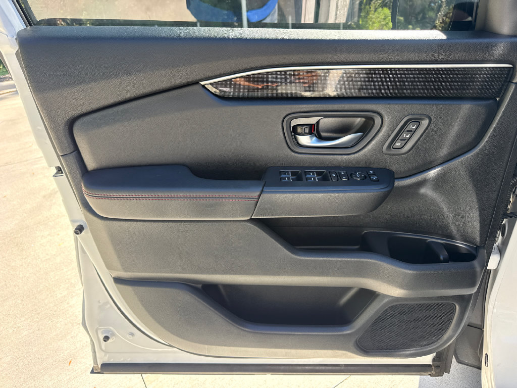 Certified 2025 Honda Pilot Black Edition image 14