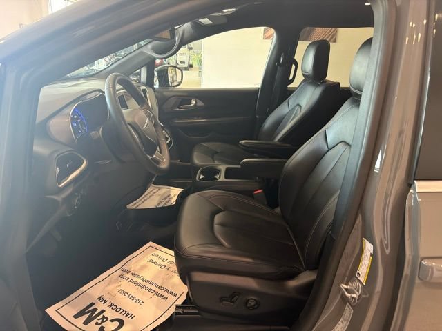 Used 2025 Chrysler Pacifica Select FWD image 8