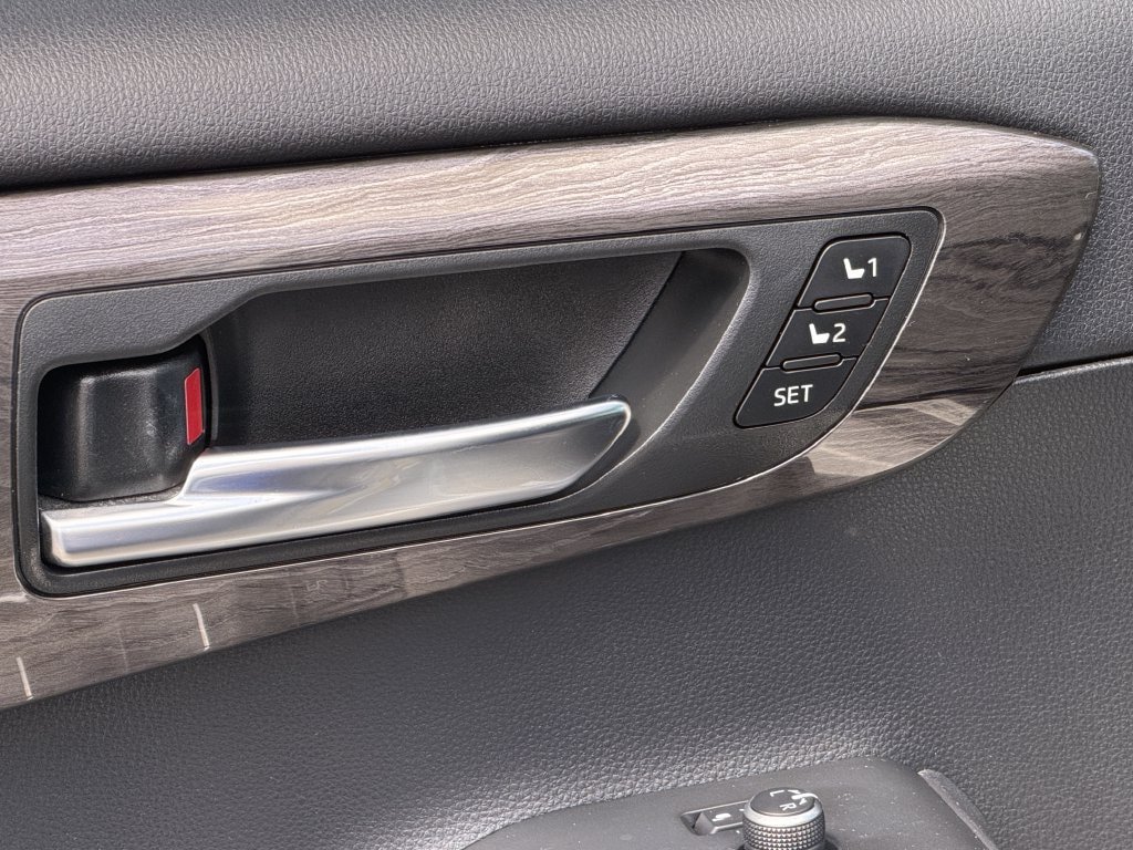 Used 2023 Toyota Highlander Limited FWD image 28