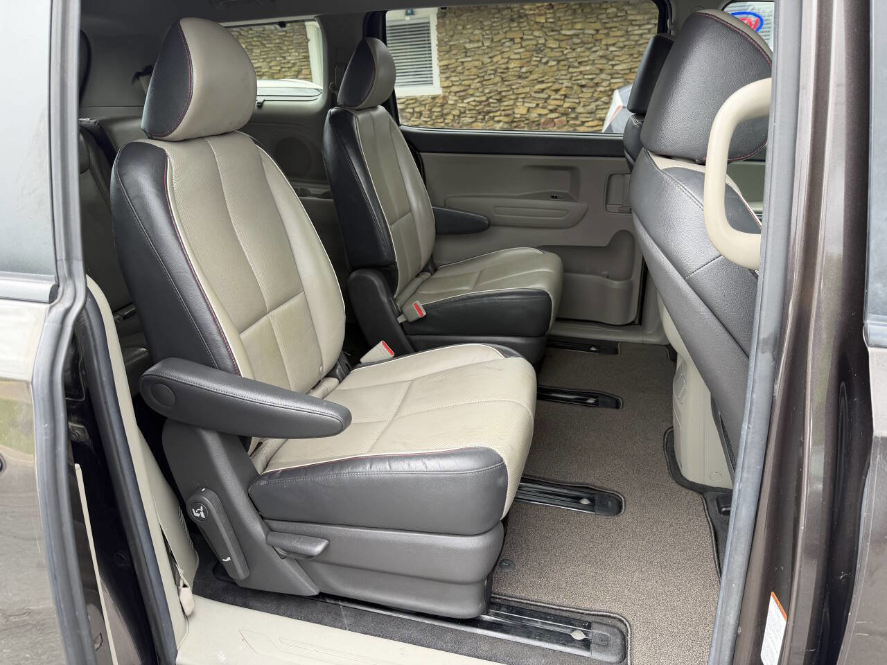 Used 2017 Kia Sedona LX w/ LX Essentials Premium Package FWD image 9