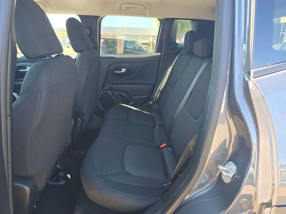 Used 2023 Jeep Renegade Latitude AWD/4WD image 16