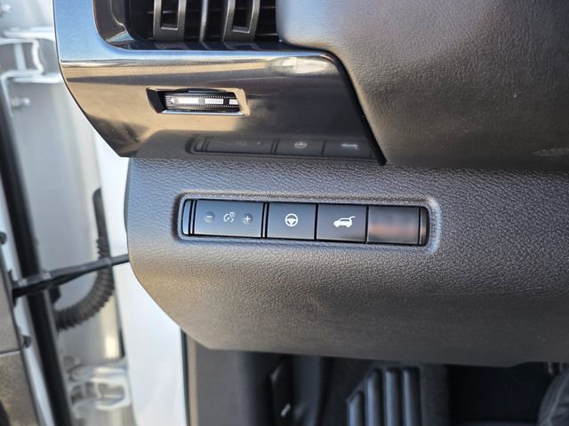 Used 2025 Nissan Pathfinder SV FWD image 40