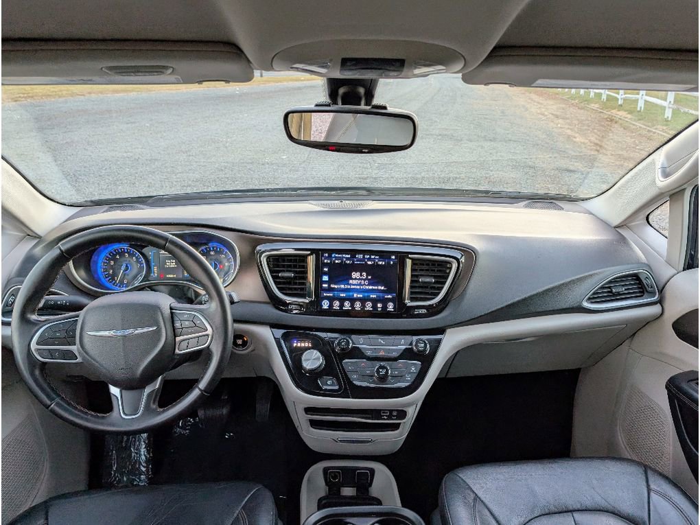 Used 2017 Chrysler Pacifica Touring-L image 30